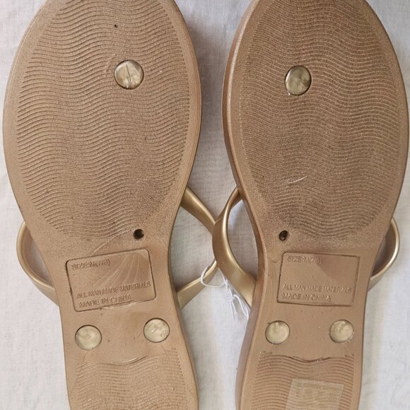 Beautiful NWOT Bronze Colored Joe Boxer Flip Flop with a Jewel Accent Size 7/8 - Picture 3 of 6